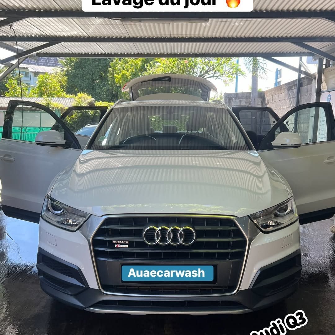 Audi Q3 blanc portes ouvertes sous l'abri de lavage Auae Carwash